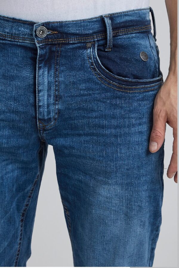 Blend blizzard jeans med stretch i mörkblå färg zoom framifrån