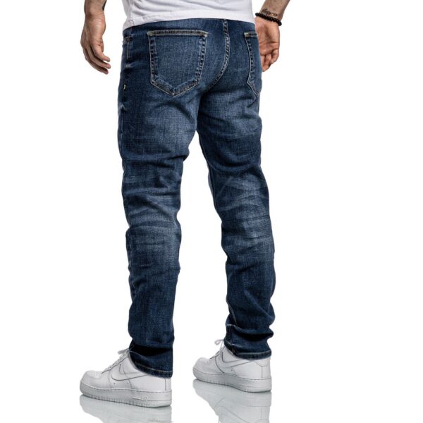 Mörkblåa straight fit jeans från amaci & sons bakifrån