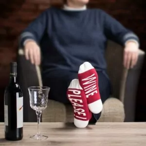 Strumpor med text under foten Wine Please - under foten