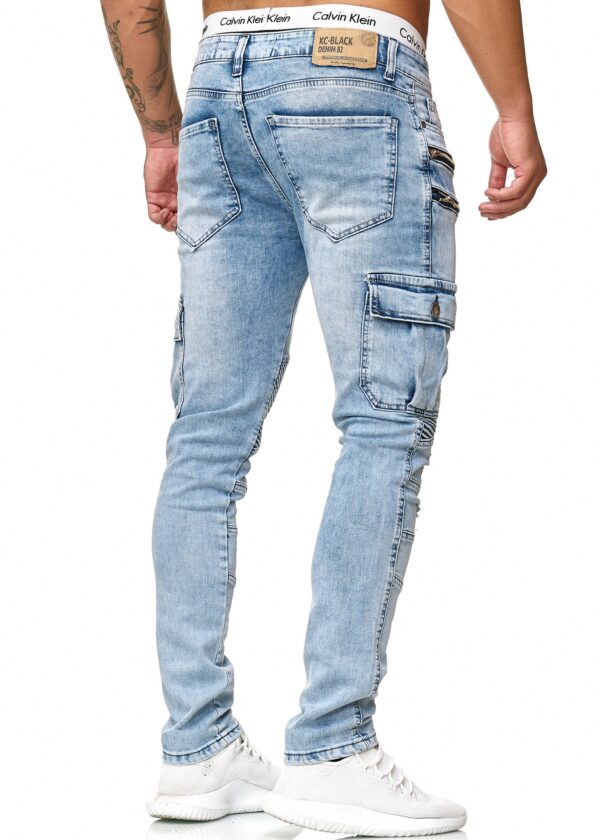 Ljusblåa stretch jeans med cargofickor baksida
