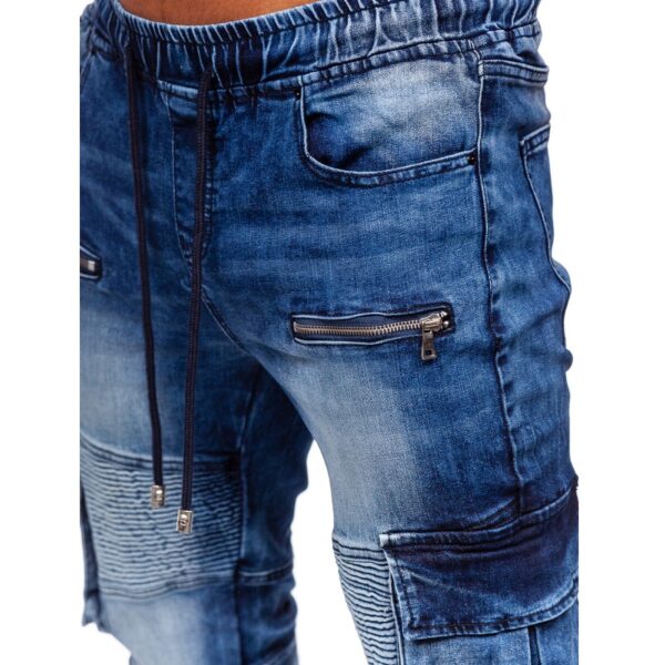 Blåa slitna jeans joggers med benfickor zoomad framifrån