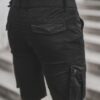 Chino shorts - Svarta Herrshorts med extra fickor på benen bakifrån zoom