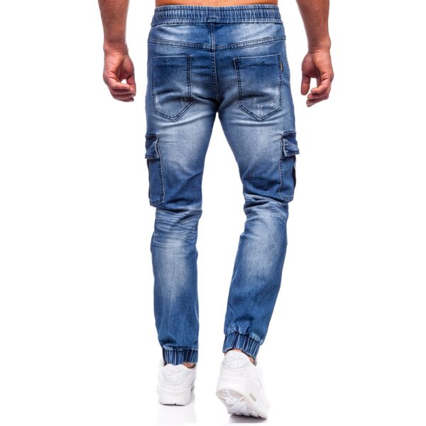 Blåa jeans joggers med cargofickor bakifrån