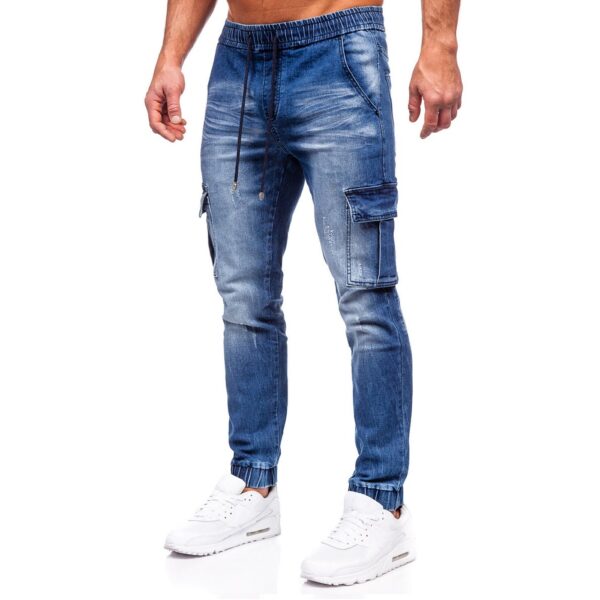 Blåa jeans joggers med cargofickor framifrån