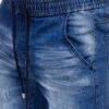 Blåa jeans joggers med cargofickor zoomad framifrån