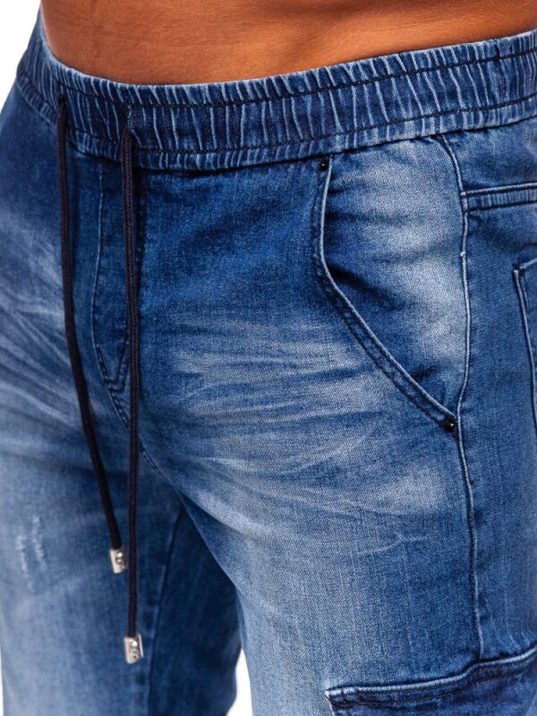 Blåa jeans joggers med cargofickor zoomad framifrån