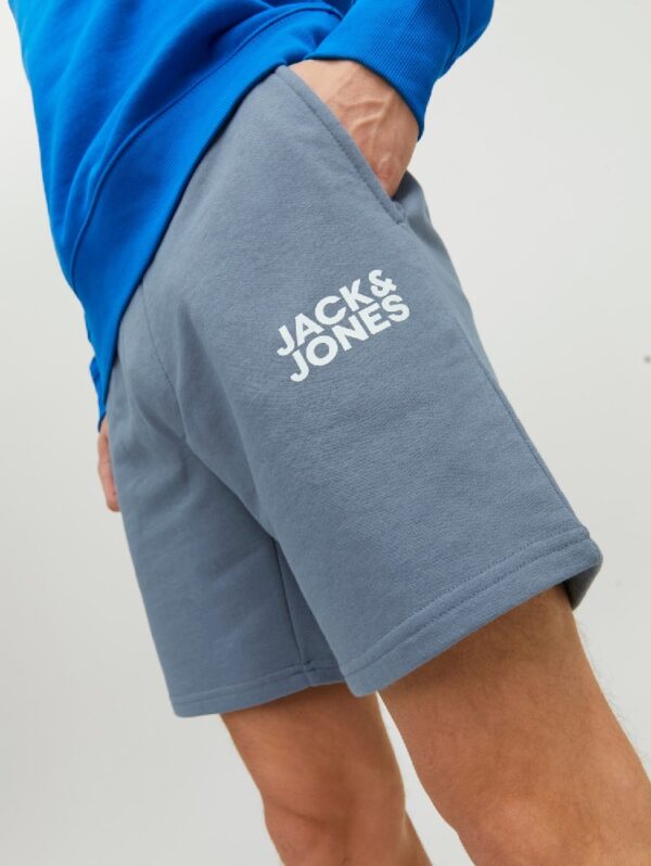 Sweatshorts från jack & Jones i färgen flintstone logoprint