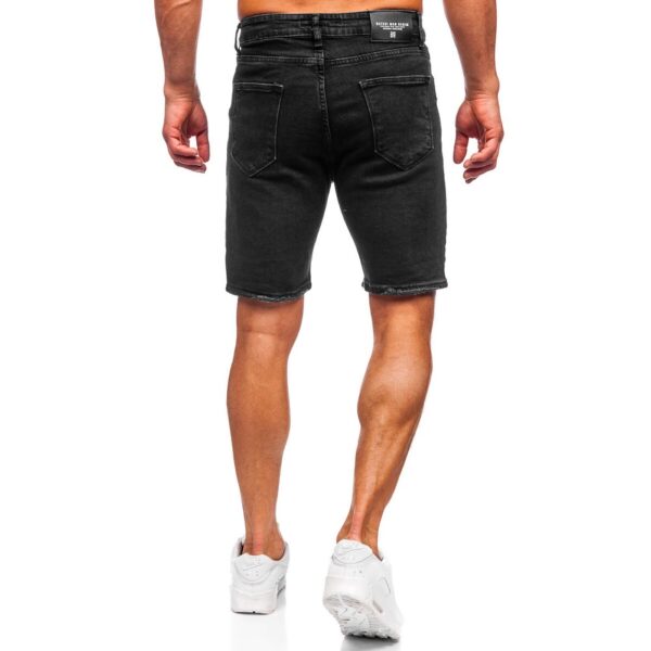 Sliten shorts modell - Svarta jeansshorts bakifrån