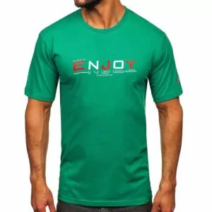 Grön T-shirt med tryck på framsidan och ena ärmen