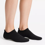 Svarta sneakerstrumpor BENYSØN® på fot med låg passform och bekväm hälflik