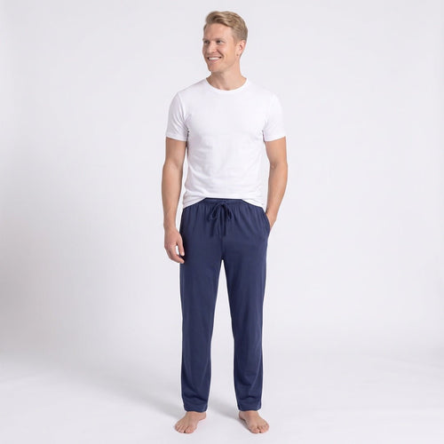 Man i marinblå pyjamasbyxor herr av bomull från Gaubert med raka ben, elastisk midja och dragsko