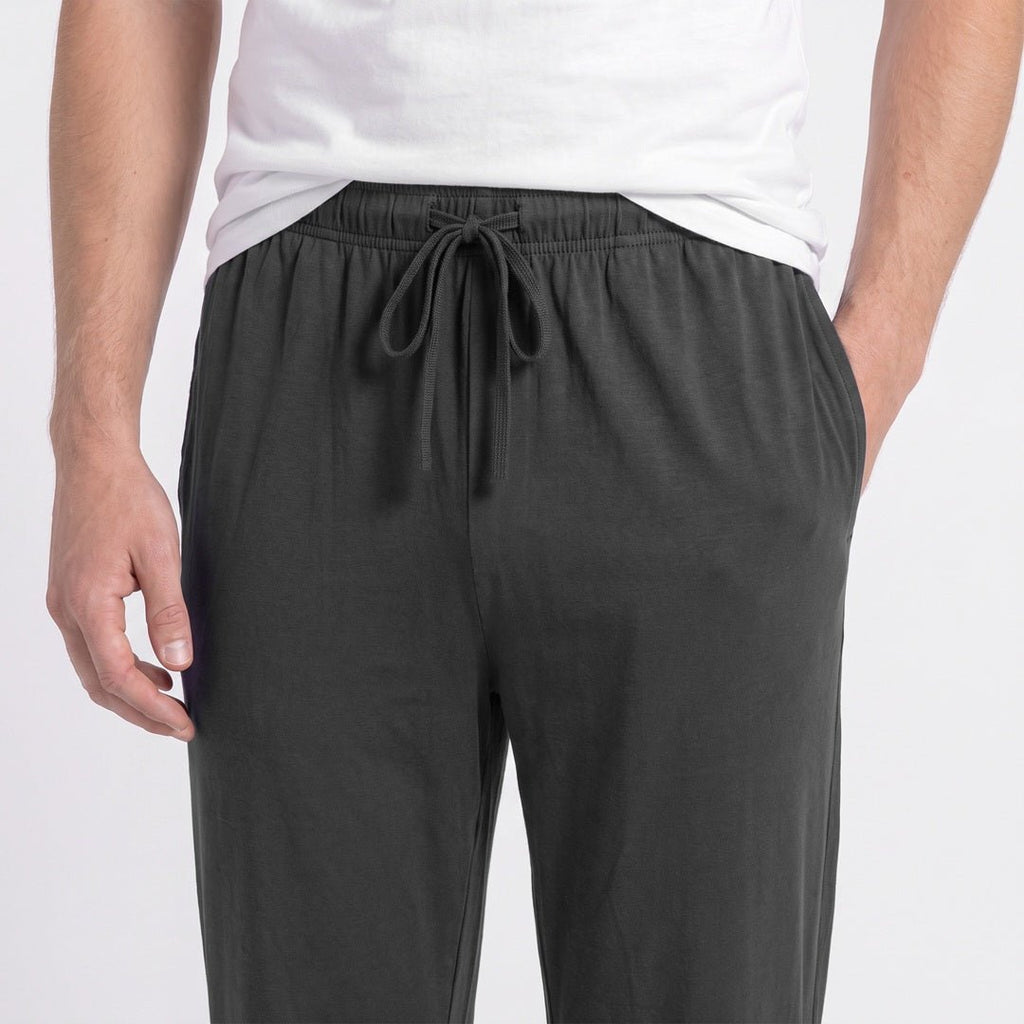 Närbild på svarta pyjamasbyxor herr från Gaubert med elastisk midja, justerbar dragsko och sidofickor