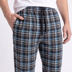 Närbild på blå- och grårutiga pyjamasbyxor herr från Gaubert med dragsko i midjan och praktiska sidofickor