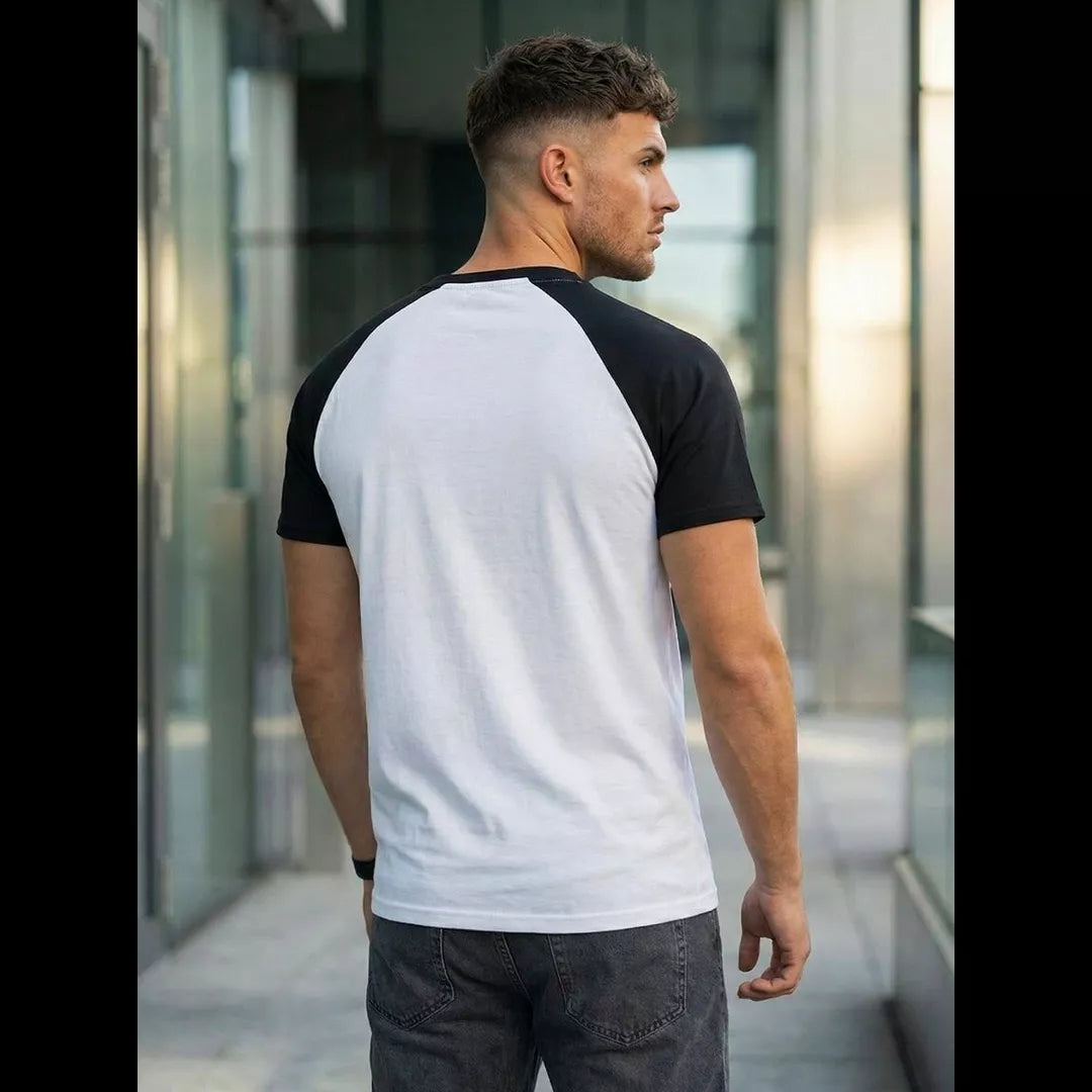 Basic T-shirt vit och svart bakifrån