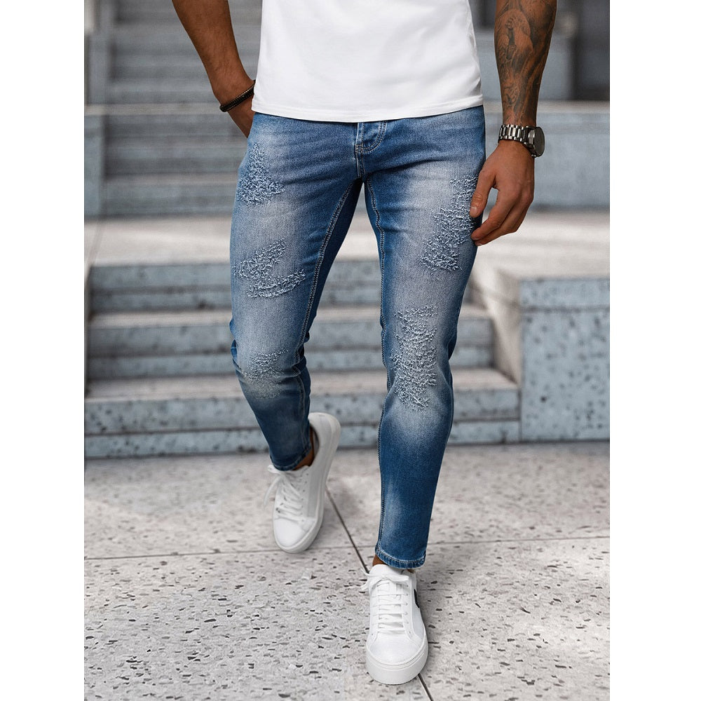 Blåa jeans med trendiga slitningar framifrån