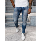 Blåa jeans med trendiga slitningar framifrån