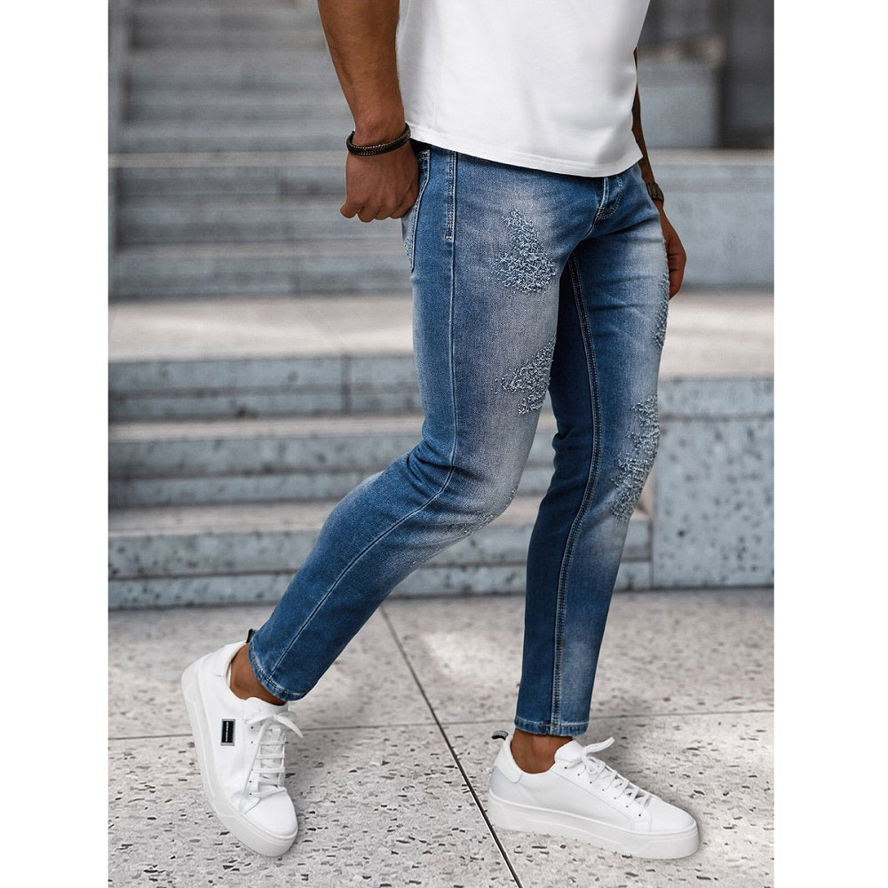 Blåa jeans med trendiga slitningar sidan