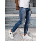 Blåa jeans med trendiga slitningar sidan