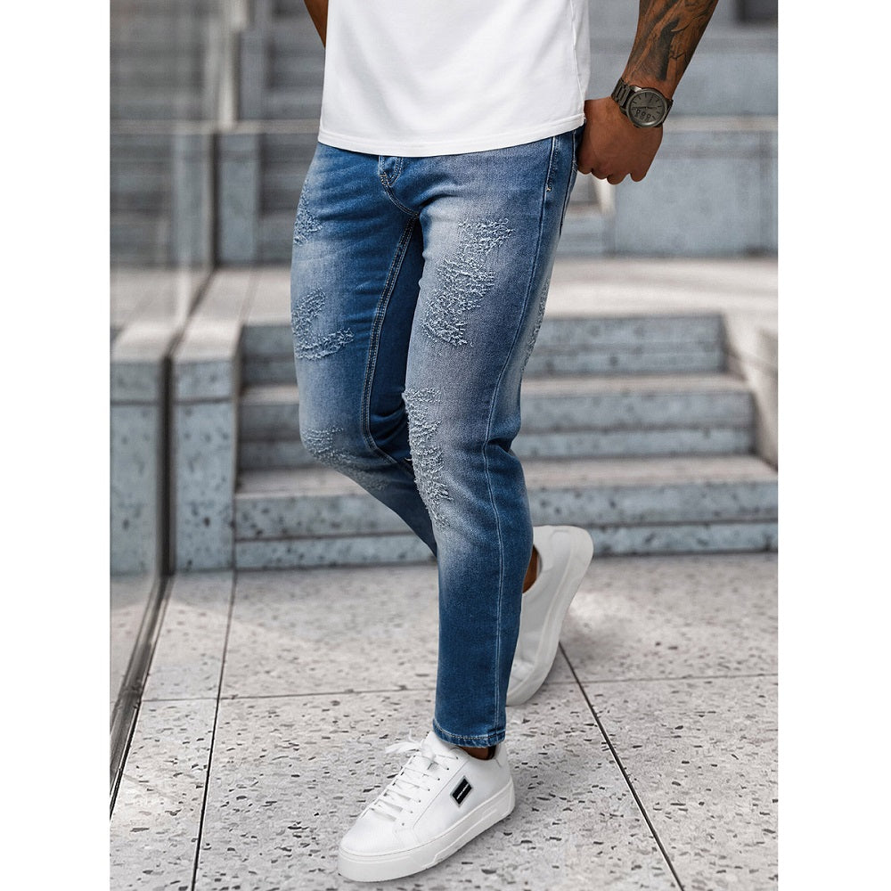 Blåa jeans med trendiga slitningar