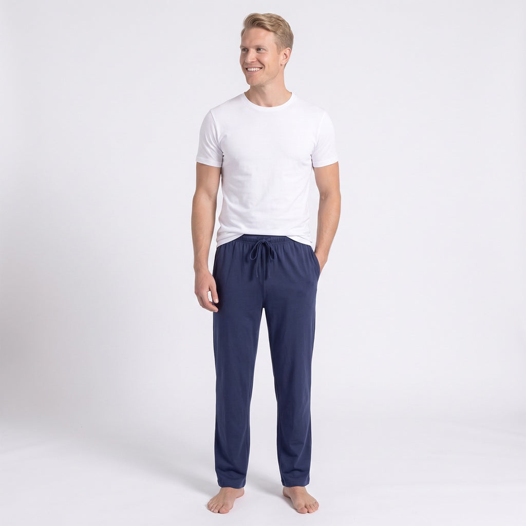 Man i marinblå pyjamasbyxor herr av bomull från Gaubert med raka ben, elastisk midja och dragsko