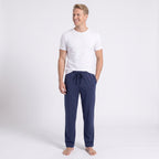 Man i marinblå pyjamasbyxor herr av bomull från Gaubert med raka ben, elastisk midja och dragsko