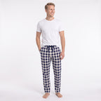 Man i blå- och vitrutiga pyjamasbyxor från Gaubert med ledig passform, sidofickor och raka benslut