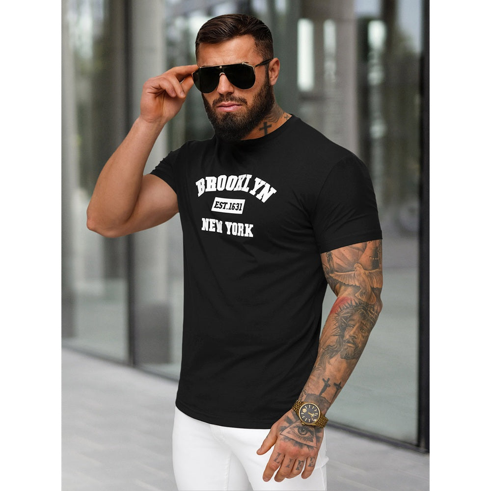 T-shirt Brooklyn - Svart Slim Fit modell sida