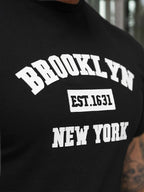 T-shirt Brooklyn - Svart Slim Fit modell zoomad