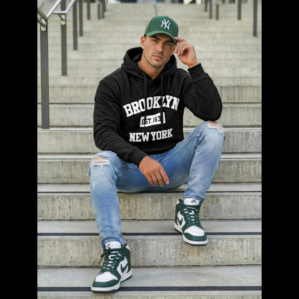 Svart hoodie för herr med Brooklyn New York-tryck i streetwear-stil sittande