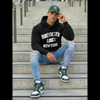Svart hoodie för herr med Brooklyn New York-tryck i streetwear-stil sittande