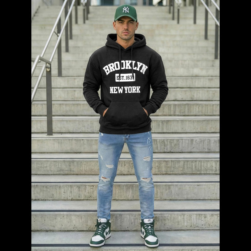 Svart hoodie för herr med Brooklyn New York-tryck i streetwear-stil framifrån