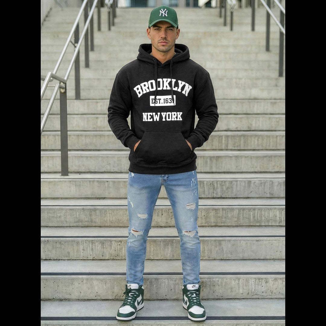 Svart hoodie för herr med Brooklyn New York-tryck i streetwear-stil framifrån