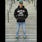 Svart hoodie för herr med Brooklyn New York-tryck i streetwear-stil framifrån