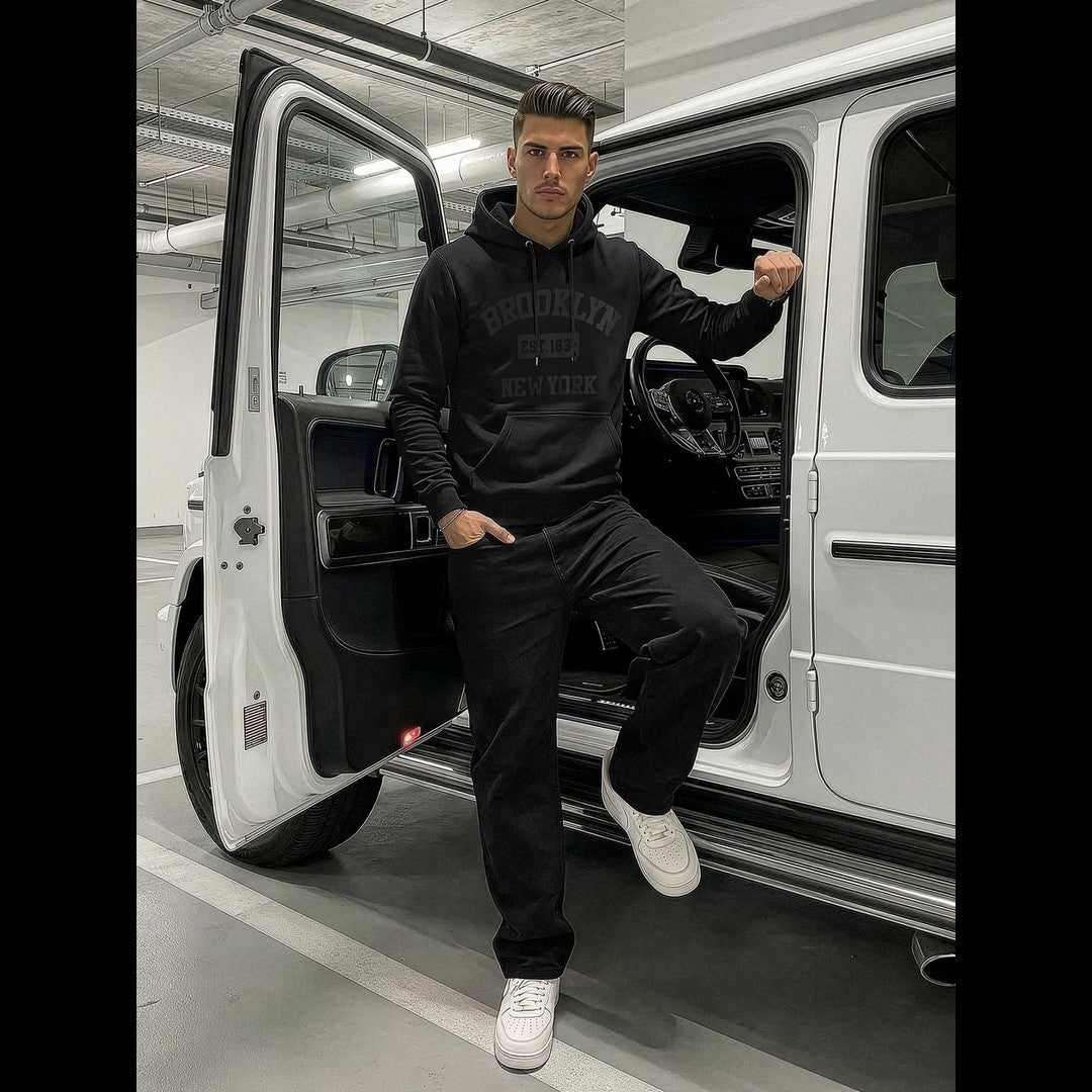 Svart hoodie för herr med Brooklyn New York-tryck i streetwear-stil framifrån