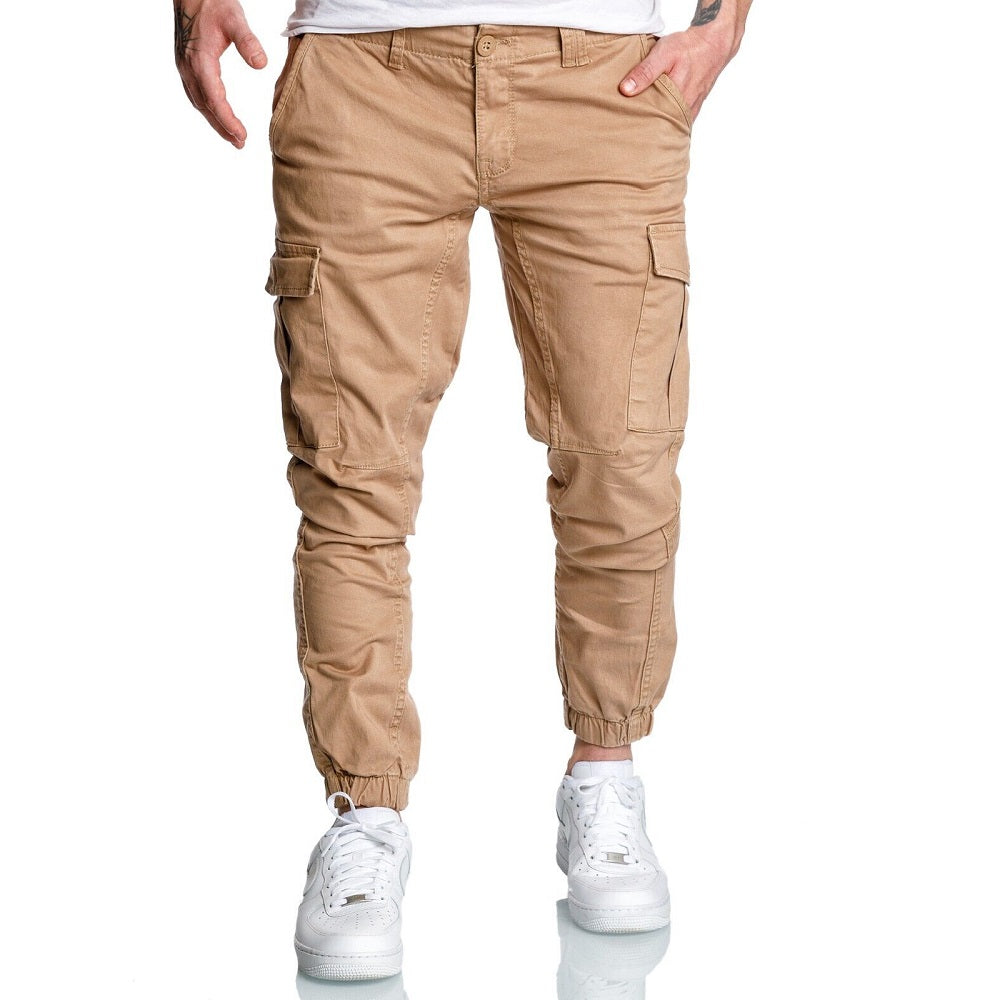 Beiga Chino joggers 499 kr - Herrbyxor med cargofickor framifrån