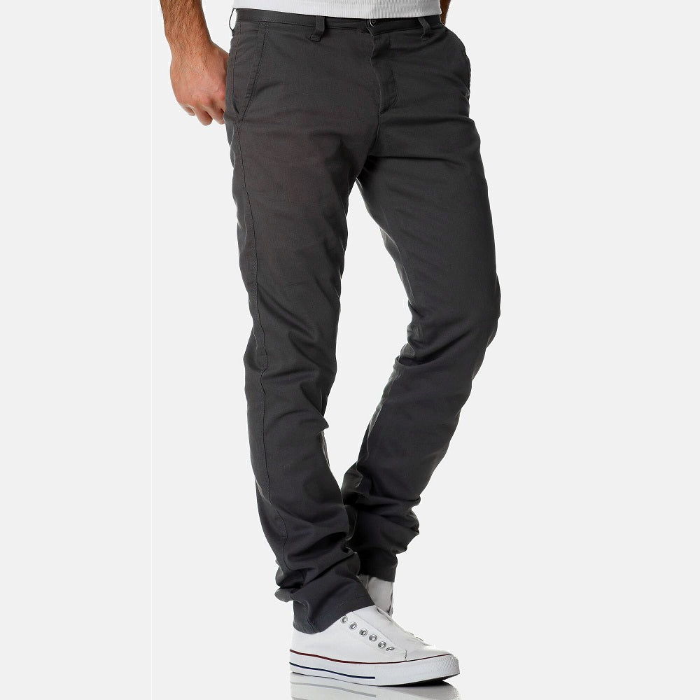 Klassiska mörkgråa herrbyxor - stilrena chinos framifrån