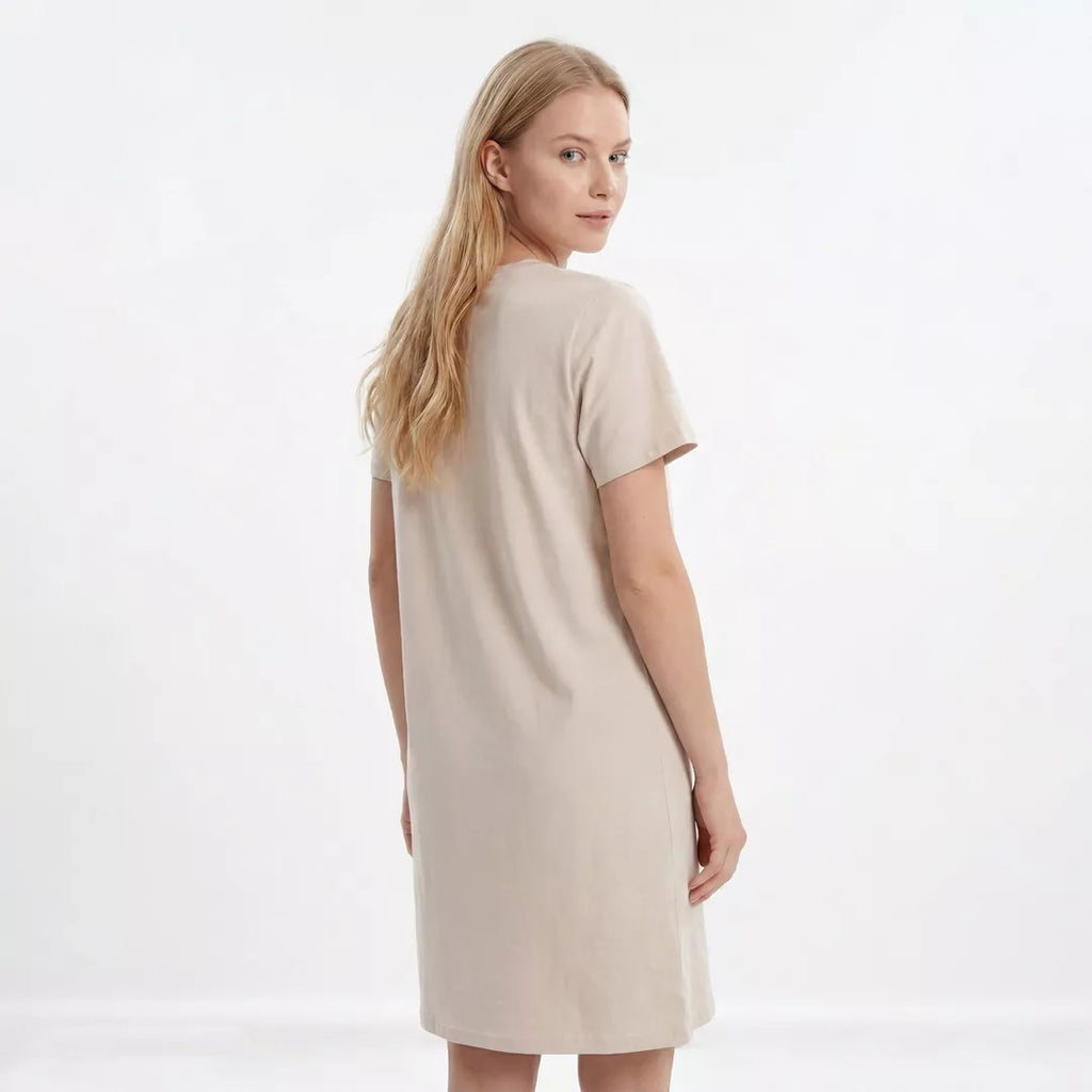 Baksida av beige bomullsnattlinne för dam med kort ärm