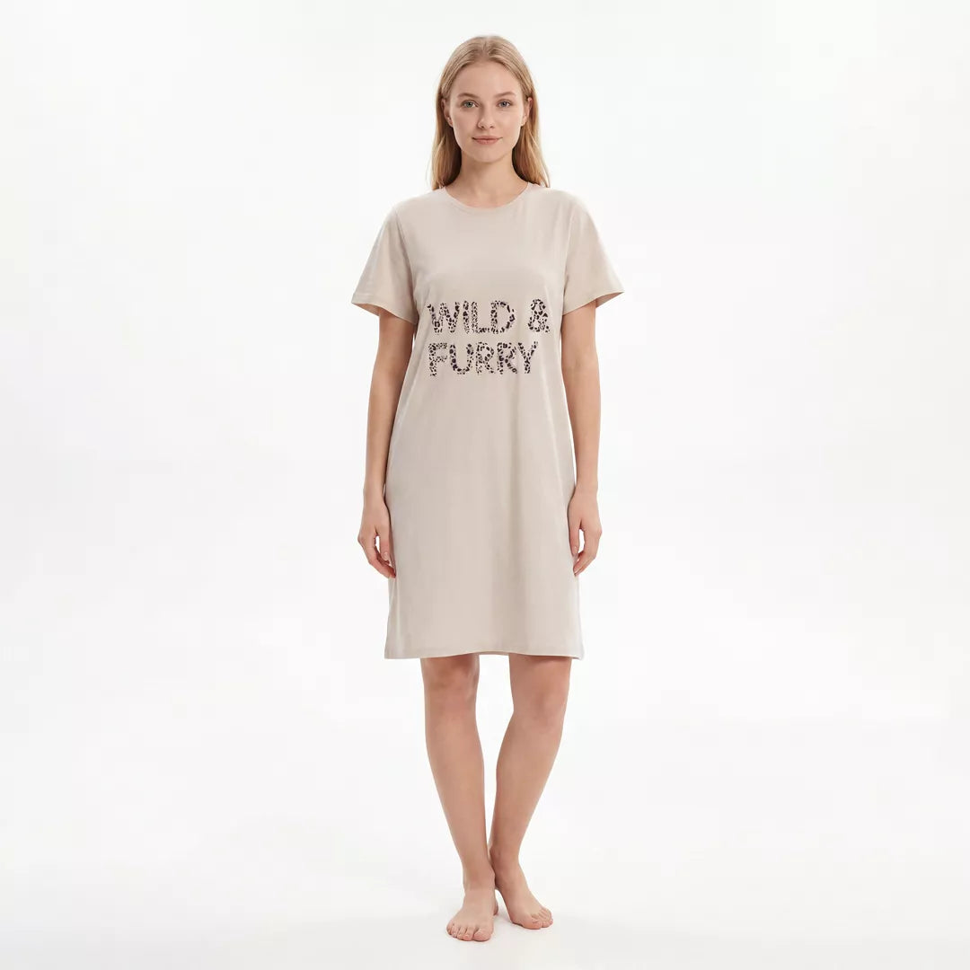 Modell bär kortärmat nattlinne Wild & Furry i 100% bomull