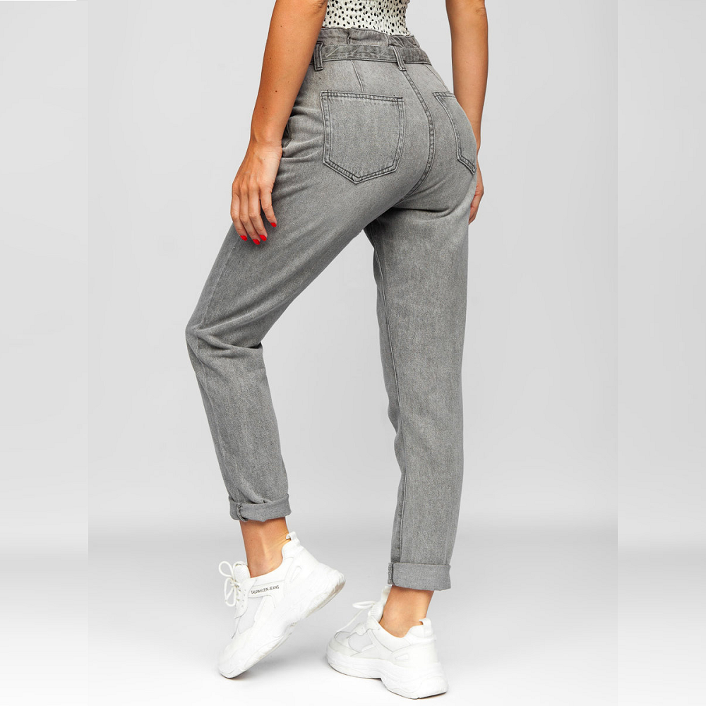 Gråa jeans med bälte