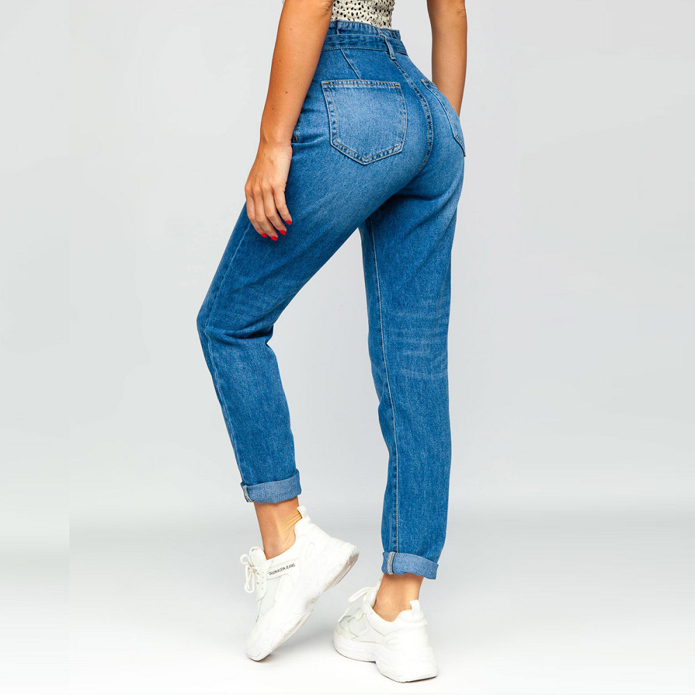 Blåa damjeans med bälte