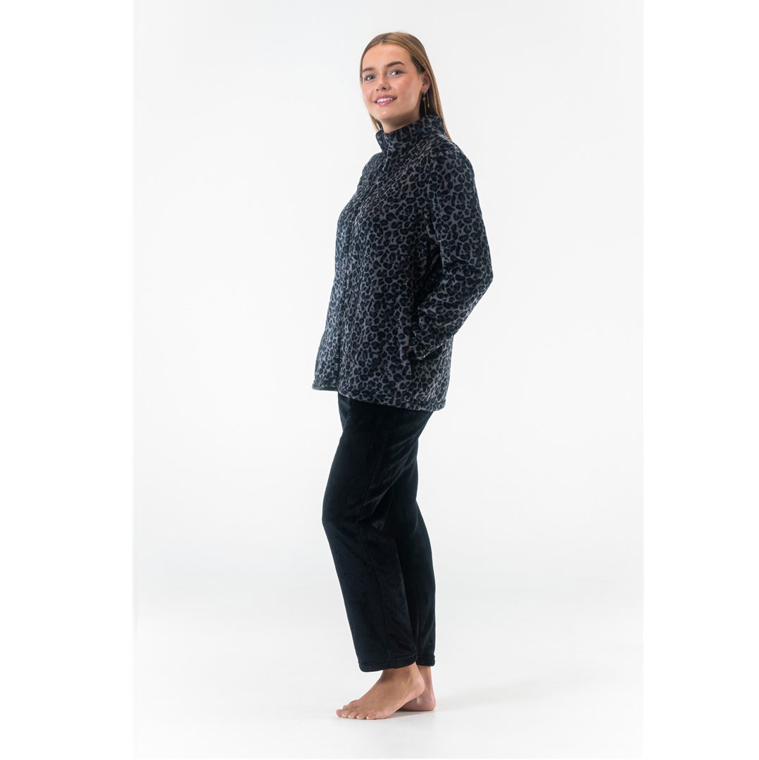 Myskläder dam i fleece med svart leopardmönstrad tröja och byxor