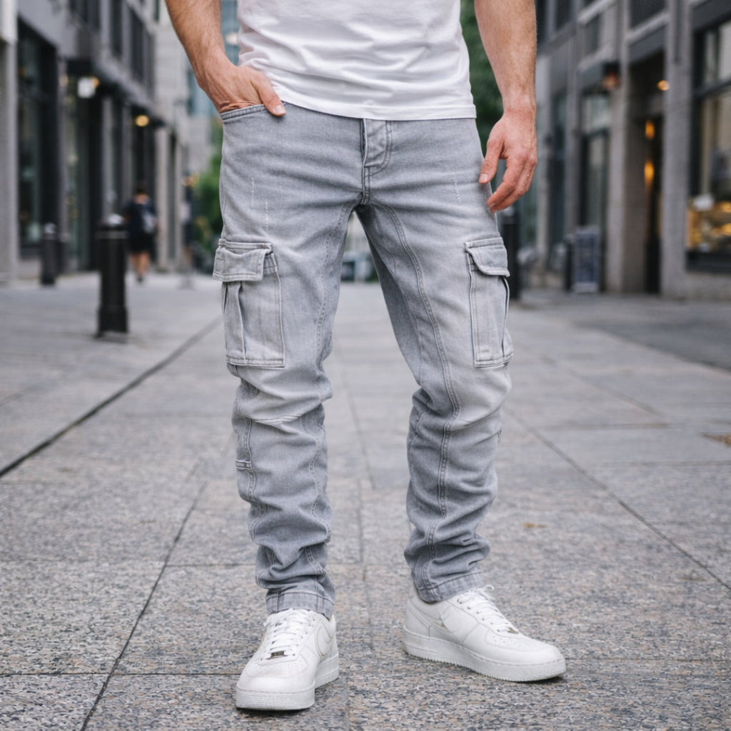Cargojeans 559 kr - Jeans med cargofickor på bägge benen ljusgrå