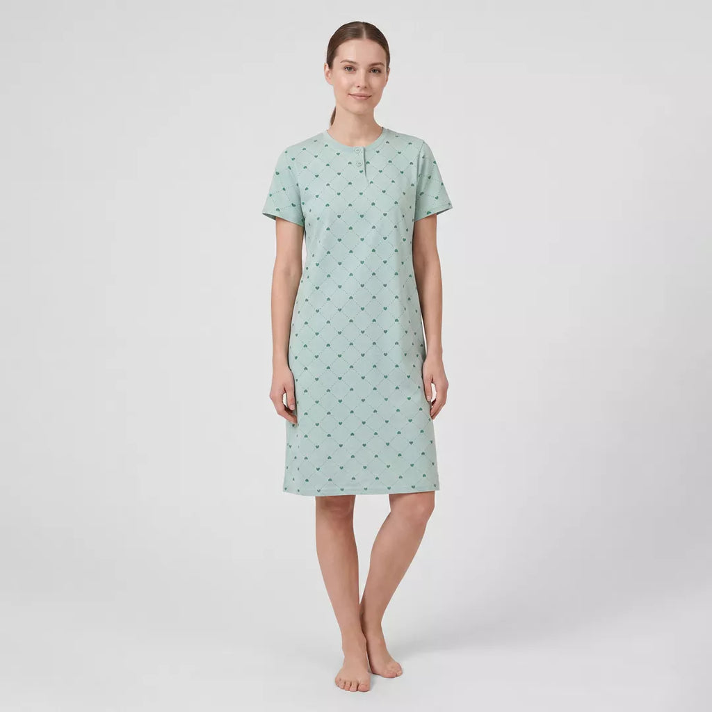 Modell bär grönt nattlinne med kort ärm och hjärtmönster