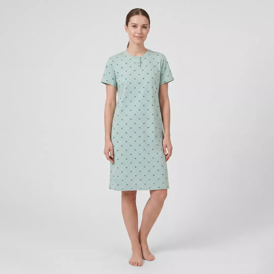 Modell bär grönt nattlinne med kort ärm och hjärtmönster