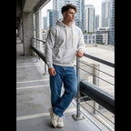 Hoodie herr ljusgrå helkropp med jeans och sneakers
