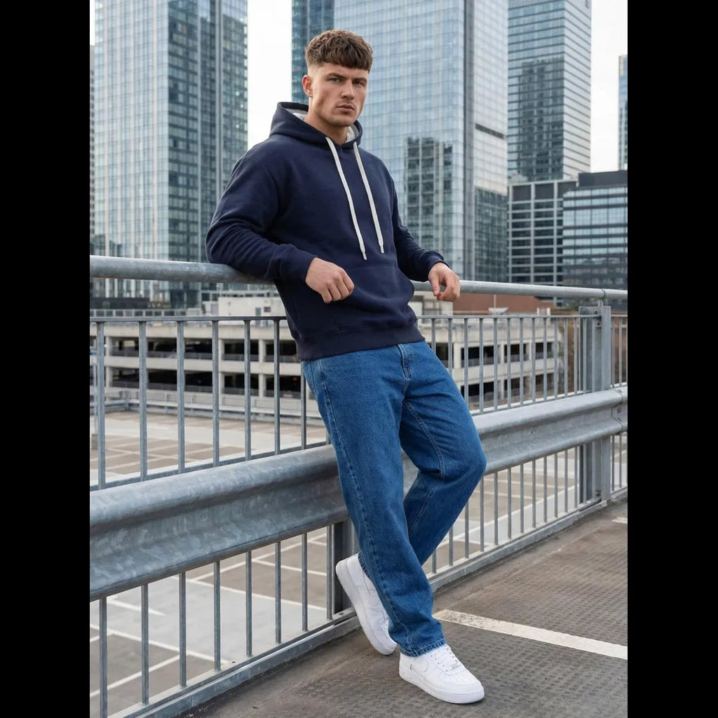 Hoodie herr mörkblå närbild med luva och fickor