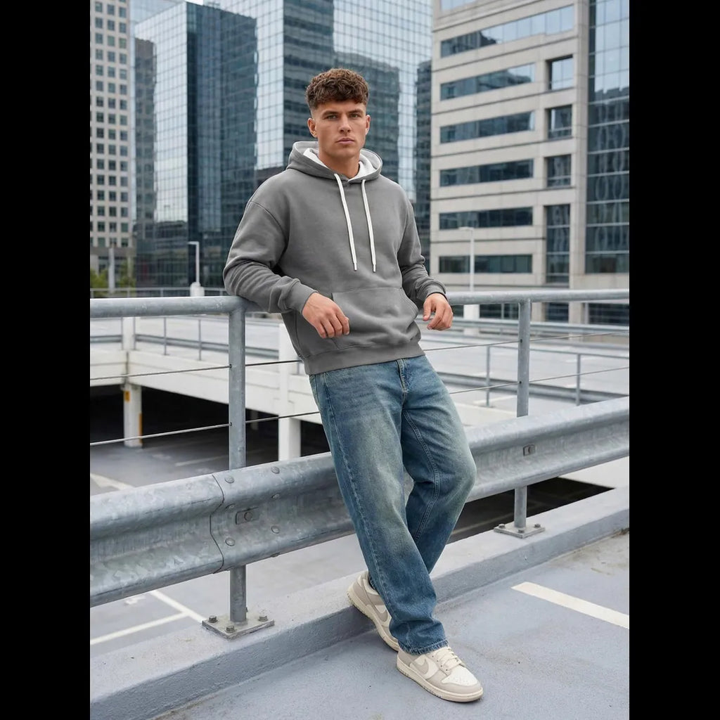 Hoodie herr mörkgrå helkropp med jeans och sneakers
