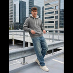 Hoodie herr mörkgrå helkropp med jeans och sneakers