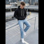 Svart hoodie herr outfit med jeans och sneakers