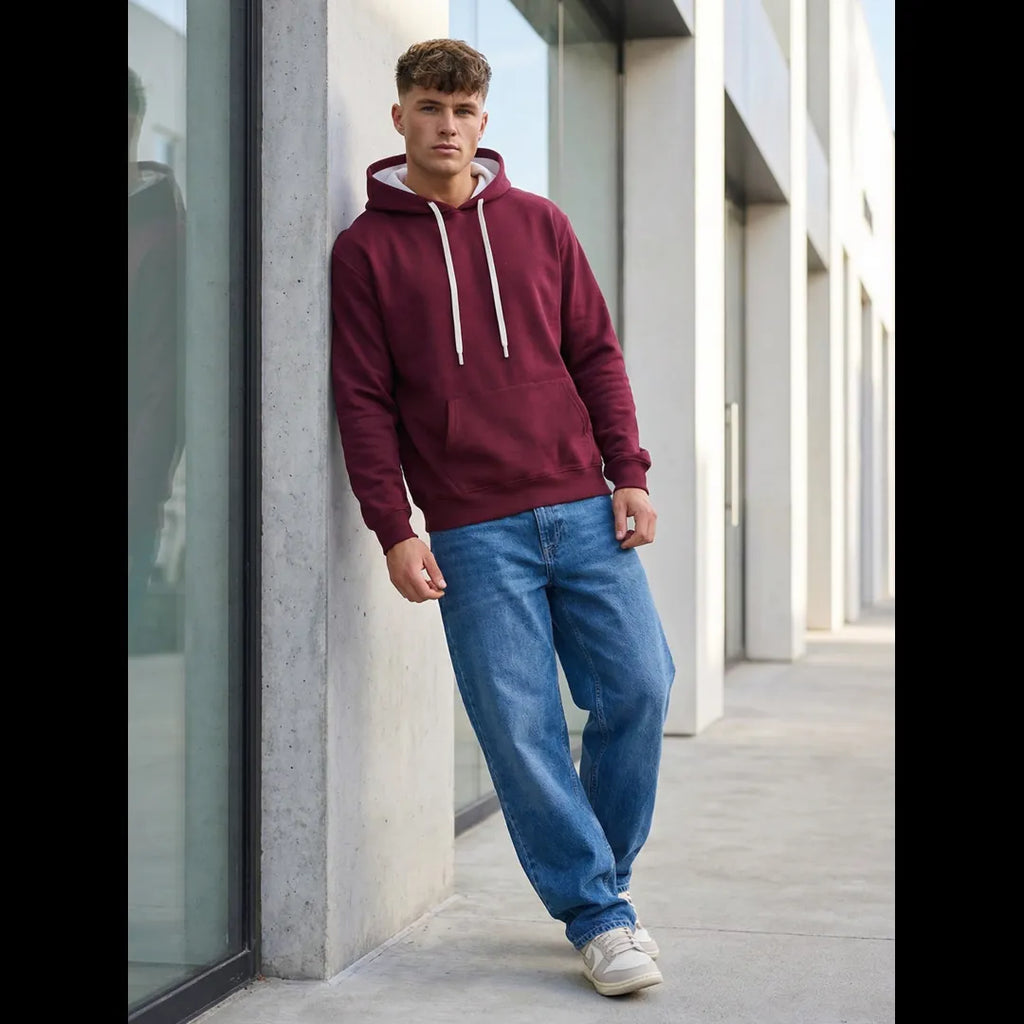 Vinröd hoodie herr outfit med jeans och sneakers